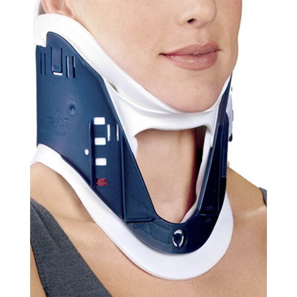 Colar cervical regulável Patriot de uma peça, apoio de queixo patenteado e ajuste rápido em várias alturas, de tamanho único que serve para adultos ou crianças.